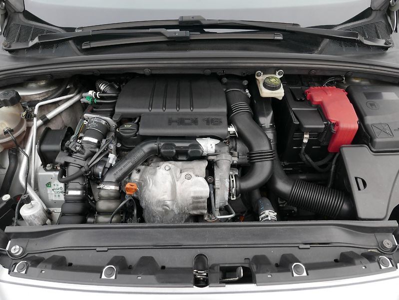 Peugeot 308 1,6 HDI 80kW SW Panorama Sport - fotka 6 z 40