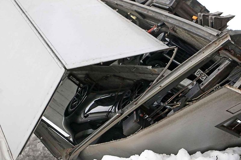 Převrácený přívěs vezoucí nové Porsche.
