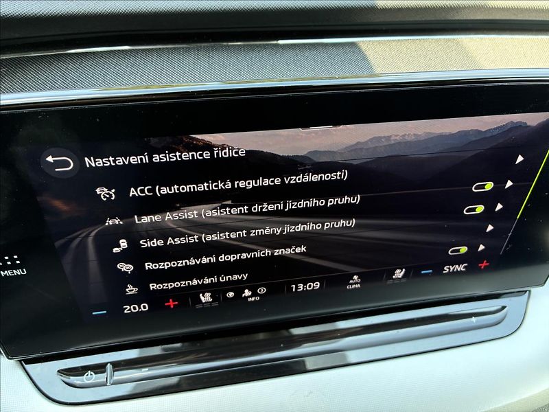 Škoda Octavia 2,0 TAŽNÉ,KŮŽE,HEAD-UP - fotka 36 z 38