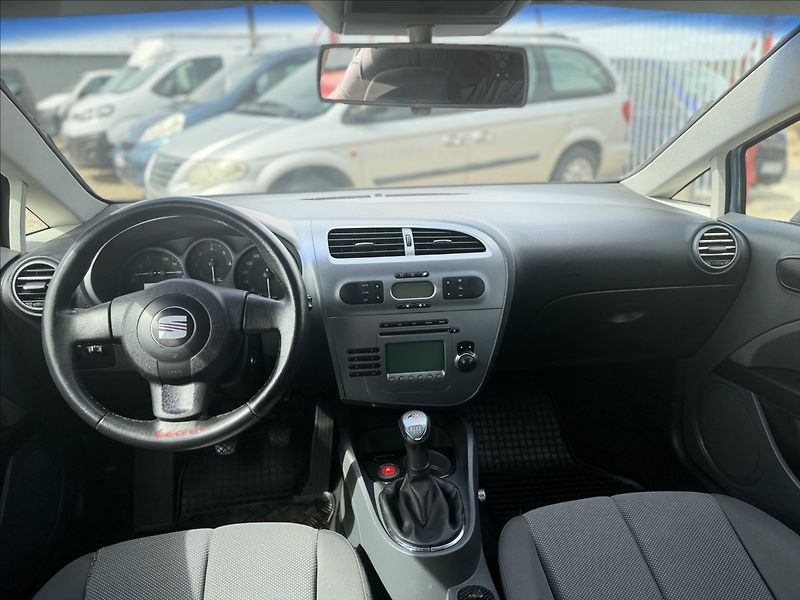 Seat Leon 2,0 TDI FR NOVÉ ROZVODY - fotka 13 z 20