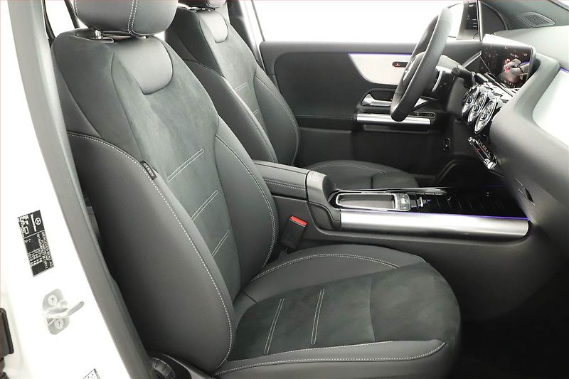 Mercedes-Benz GLA (2025) 180, AMG Line, Navigace - fotka 7 z 25