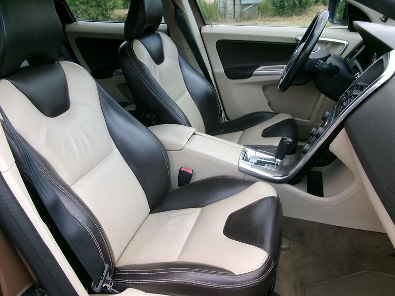 Volvo XC60 (2012) 2,4 D5 SUMMUM 169kW AC NAVI - fotka 35 z 37