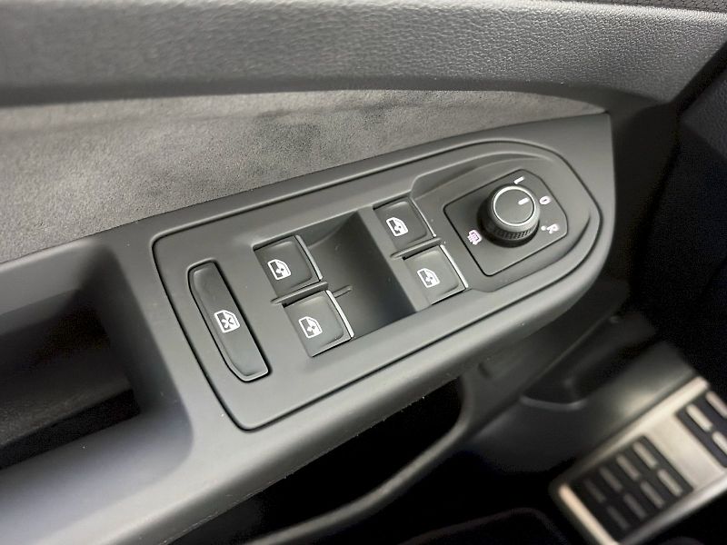 Volkswagen Golf (2024) GTI 2.0 TSI 180kW - fotka 26 z 29