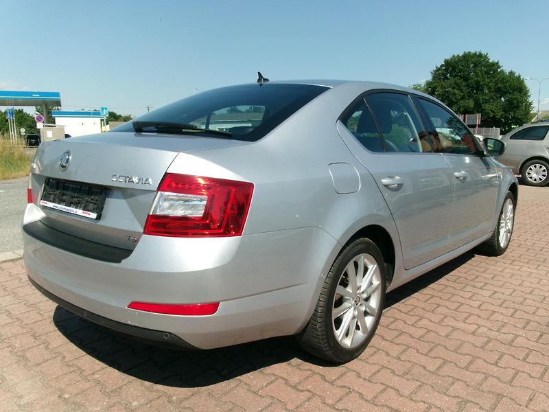 Škoda Octavia (2013) 1,4 TSI AC BT NAVI TEMP - fotka 10 z 38