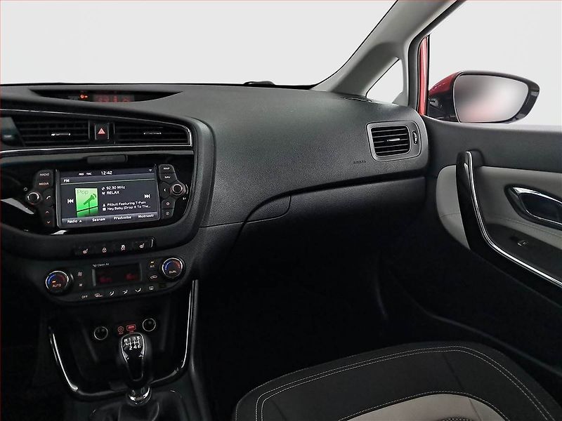 Kia Ceed (2016) 1.6 GDI, Serv.kniha, Navi - fotka 8 z 20