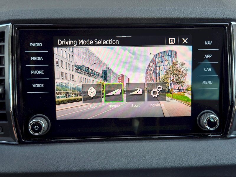Škoda Karoq (2025) Top Selection 1.5 TSI 110 kW 7 - fotka 28 z 39