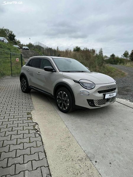 Fiat 600e 600 La prima 54 kWh - fotka 3 z 10
