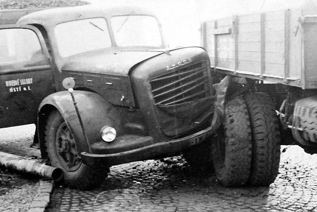Snímek z nehody dvou nákladních vozů Škoda 706 R poblíž obce Záluží u Mostu 7. prosince 1961., zdroj: Se svolením SLA Most