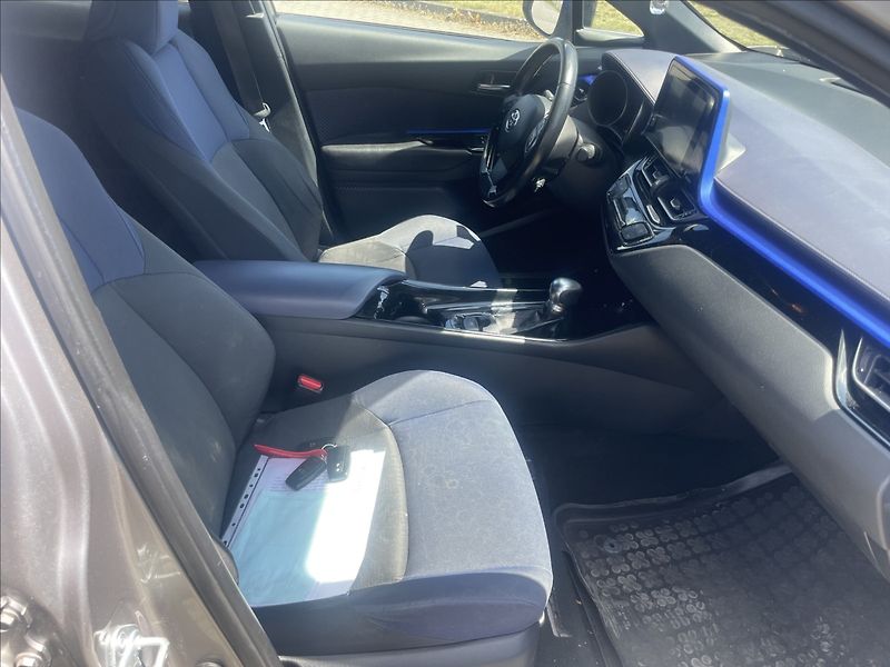 Toyota C-HR 1,8 i 73kw Hybrid e-CVT - fotka 14 z 34