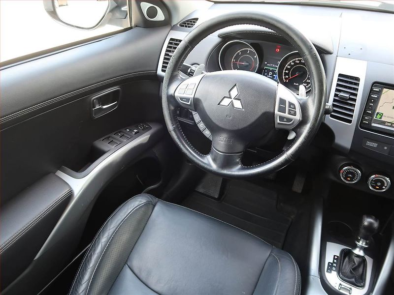 Mitsubishi Outlander (2010) 2.2 DI-D, 4X4, Automat - fotka 7 z 21