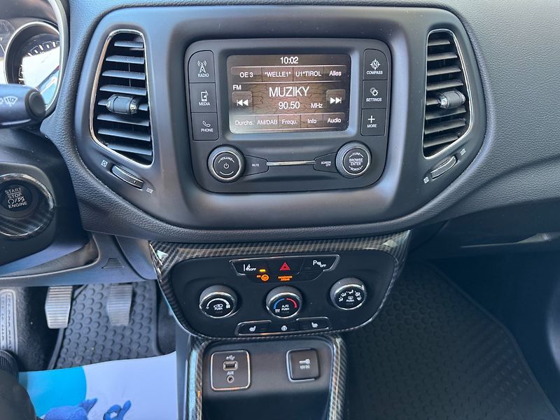Jeep Compass (2018) 1.4 Multiair Longitude - fotka 22 z 33