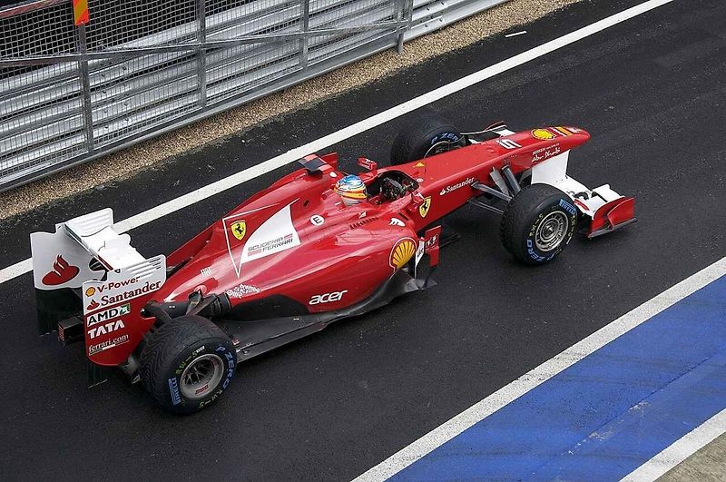Pro vyznavače vůně spáleného benzínu a fanouška motorsportu není na světě nic lepšího než se pohybovat v prostředí kolem závodní dráhy. Projděte se TOP 10 těch nejlepších závodních okruhů světa.
