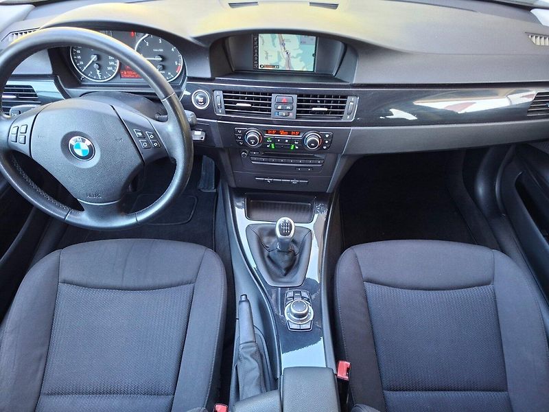BMW Řada 3 (2010) 320d 105kW 6MAN -NAVI-SENZORY - fotka 10 z 42