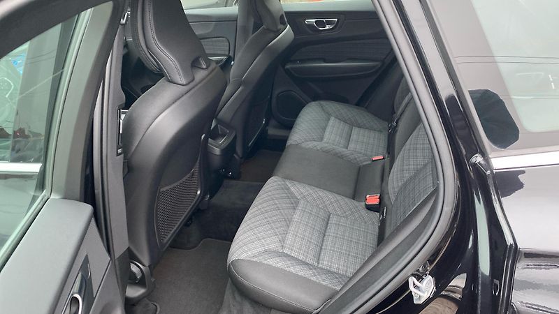 Volvo XC60 MOMENTUM PRO, B4 AWD, 145+10 k - fotka 9 z 24