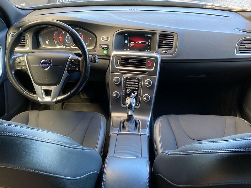 Volvo V60 D3 FWD MOMENTUM - fotka 11 z 30