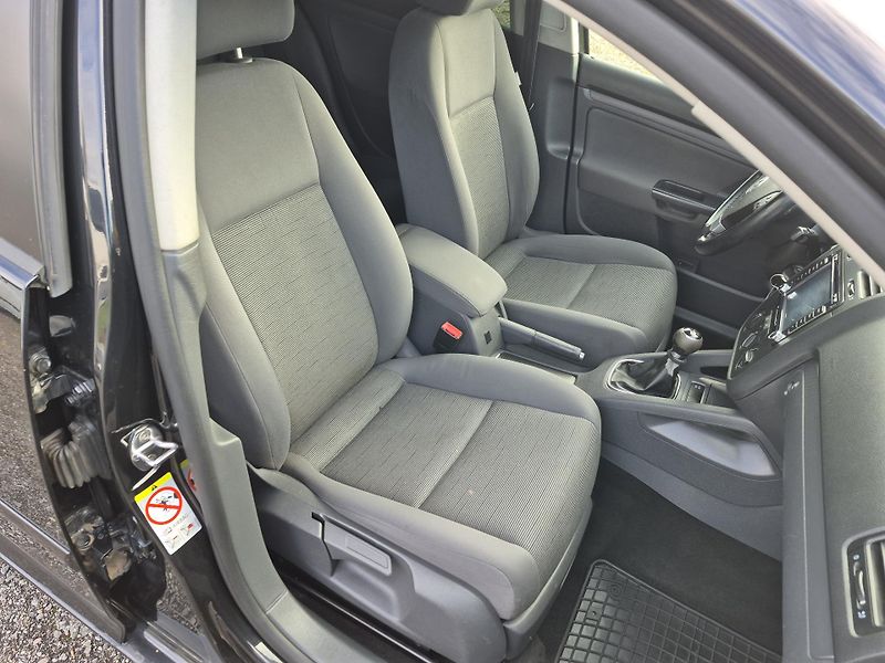 Volkswagen Golf (2008) 1.9Tdi 77kw - fotka 19 z 21