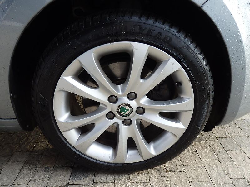 Škoda Superb 2.0 TSI 147 kW DIGI. KLIMA - fotka 15 z 28