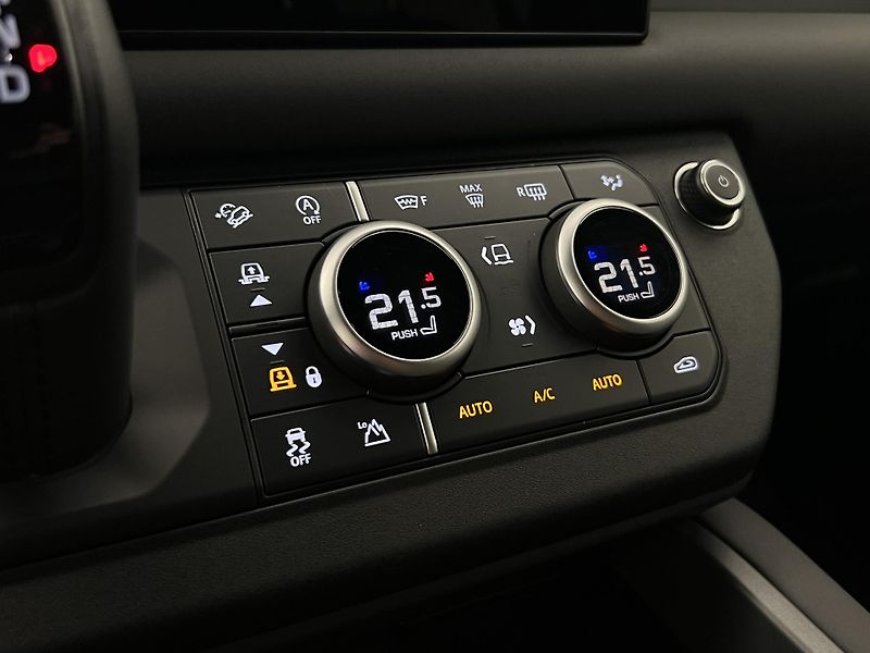 Land Rover Defender 110 D300 X-DYNAMIC SE 1. maj. - fotka 27 z 45