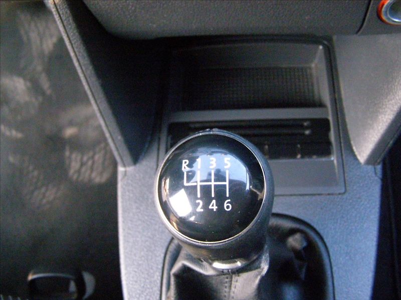 Volkswagen Touran 1,2   77KW REZERVACE - fotka 32 z 39