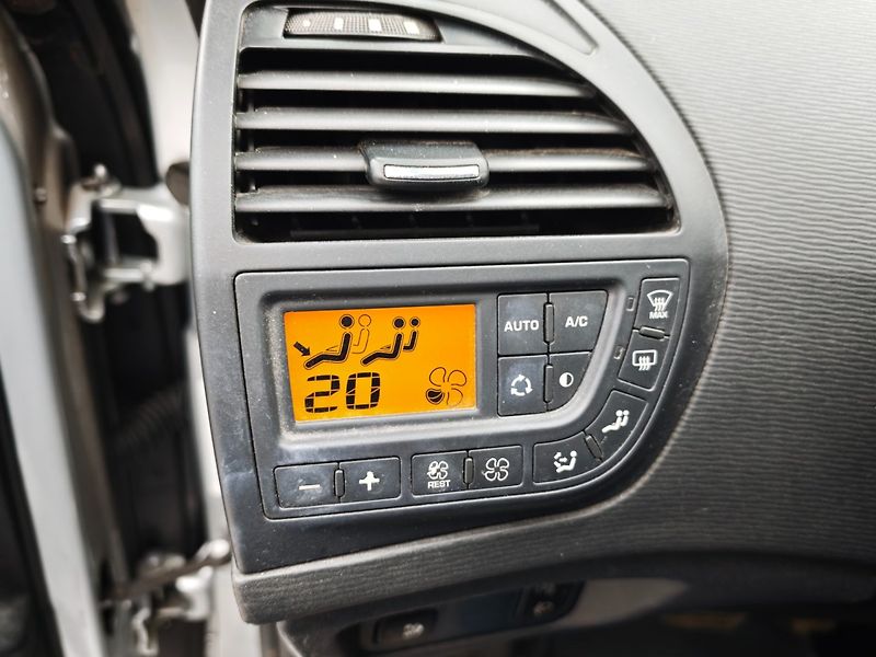Citroën Grand C4 Picasso (2009) 1,6 TDI 80 KW 7Míst - fotka 24 z 32