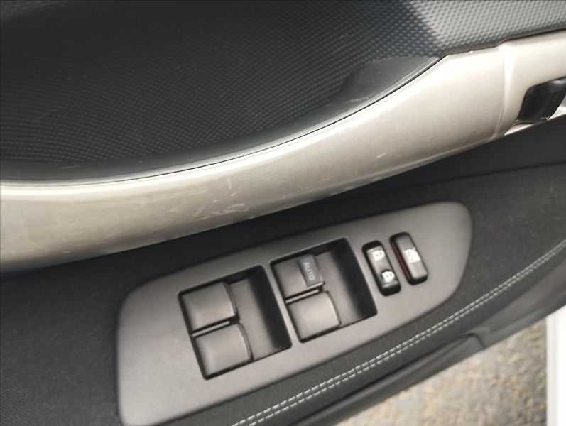 Toyota Auris 1,3 VVT-i 74KW - fotka 13 z 15