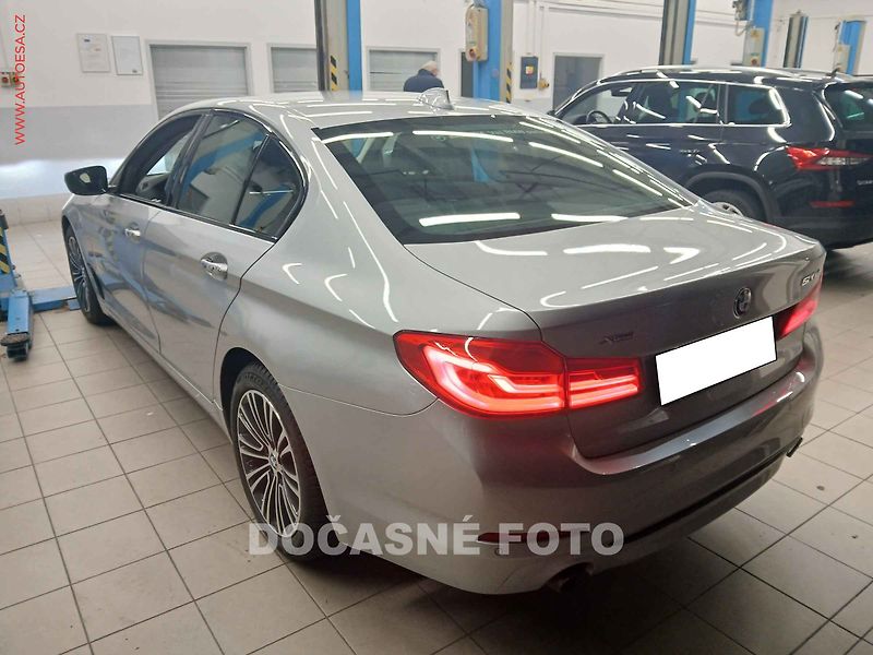 BMW Řada 5 (2017) 2.0xd 520 XDrive, 2.maj,ČR - fotka 2 z 3