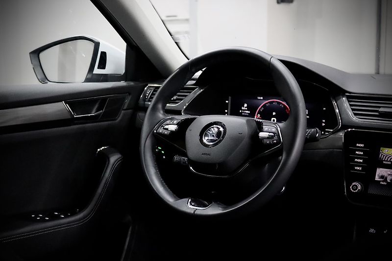 Škoda Superb 3 FL Combi 2.0 TDI 110 kW DSG - fotka 17 z 48