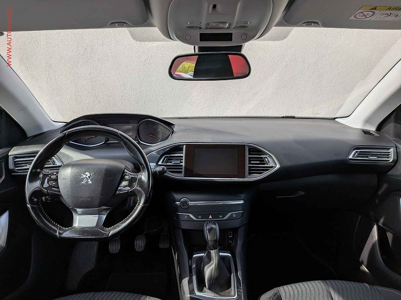 Peugeot 308 (2017) 1.2PT, 1.maj,ČR, AC, park - fotka 8 z 15