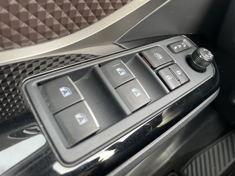 Toyota C-HR EXECUTIVE LED 1.8 Hyb. 90 kW  - fotka 19 z 24