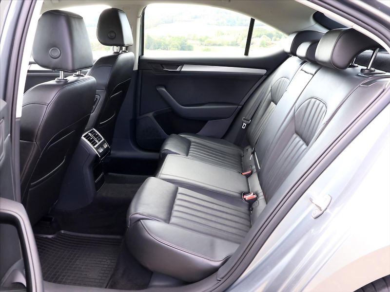 Škoda Superb 2,0 TDI 140kW DSG Style Plus - fotka 14 z 29