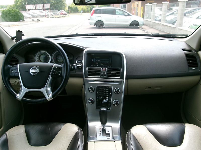 Volvo XC60 (2012) 2,4 D5 SUMMUM 169kW AC NAVI - fotka 21 z 37