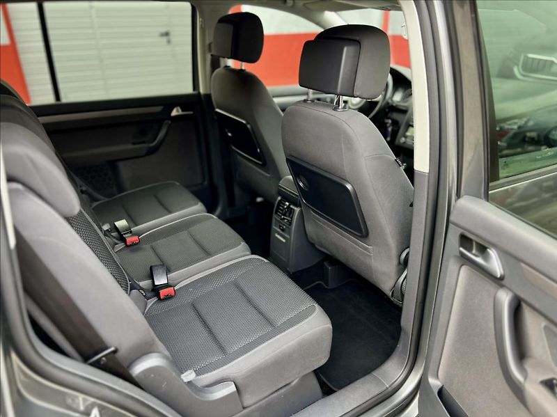 Volkswagen Touran 1,6 TDi / KLIMA / 7MÍST / DSG - fotka 20 z 39