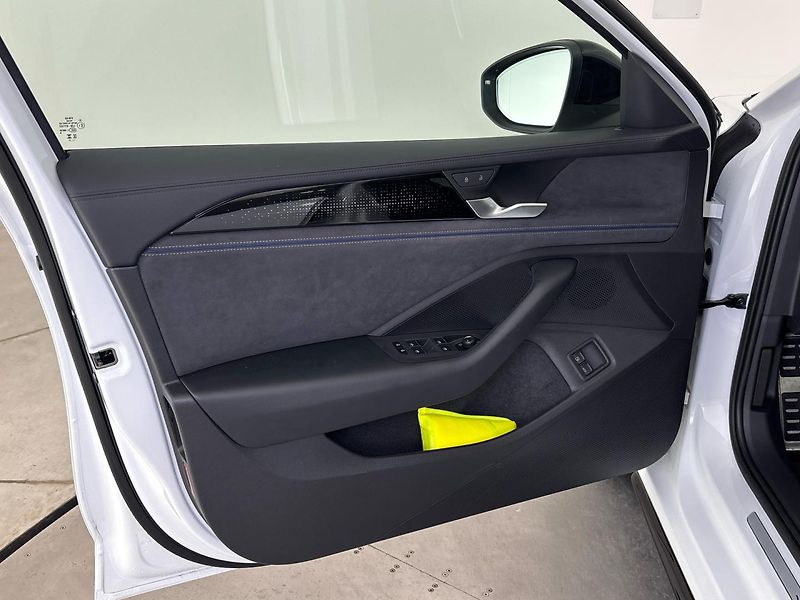 Volkswagen Passat R-Line People - fotka 13 z 31