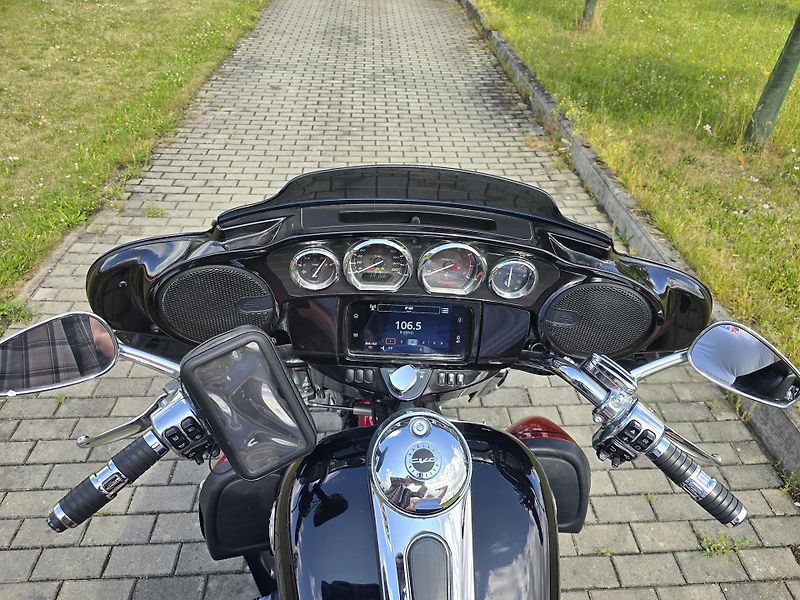 Harley-Davidson FLHTCUTG Tri Glide Ultra Classic (2022) - fotka 7 z 10