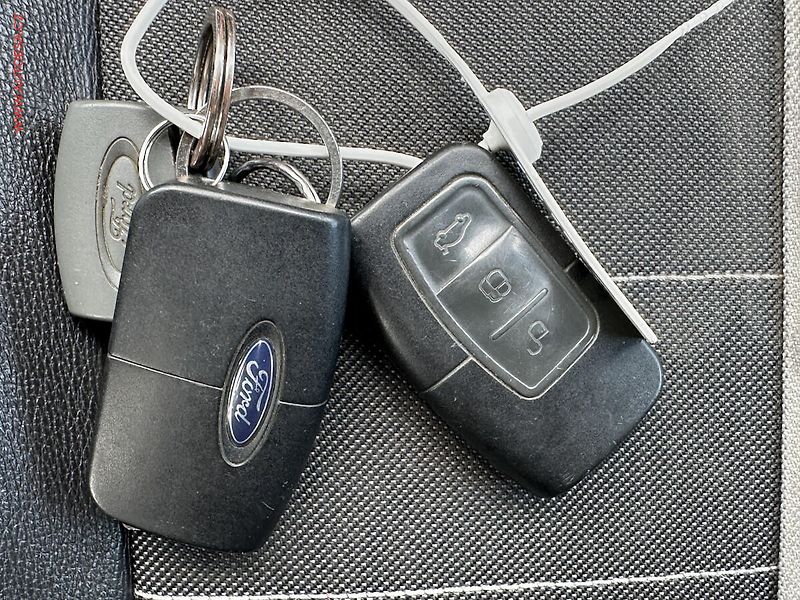 Ford Kuga (2009) 2.0. TDCI 4x4, AC, výhřev - fotka 20 z 20
