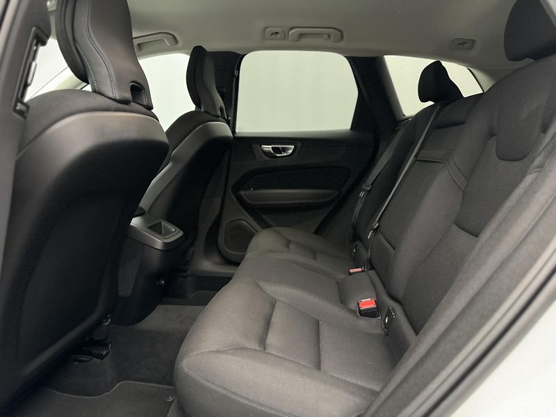 Volvo XC60 B4 AWD MOMENTUM PRO AUT CZ - fotka 6 z 37