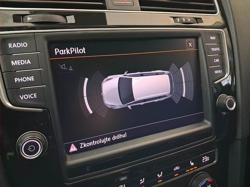 Volkswagen Golf (2014) Highline 2.0 TDI, Automat - fotka 19 z 21