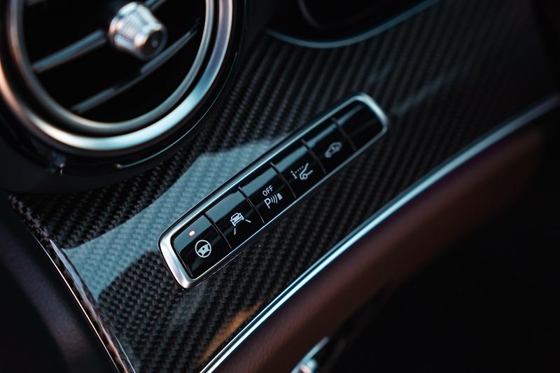 Mercedes-Benz Třídy E (2017) E63S AMG 4Matic+ V8 Biturbo - fotka 25 z 99