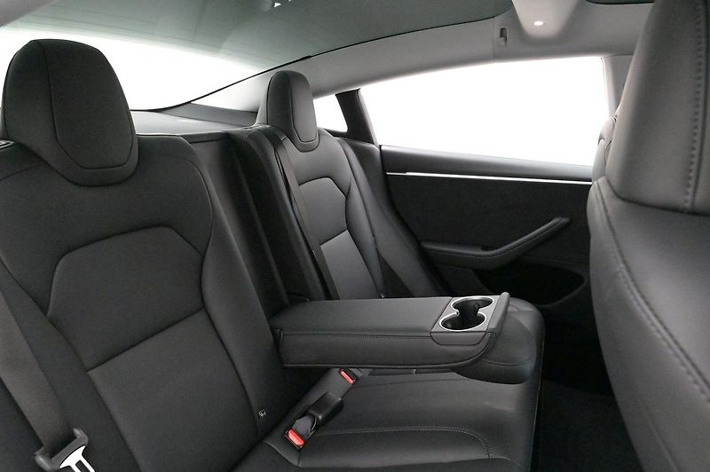 Tesla Model 3 Long Range AWD Highland - fotka 19 z 23