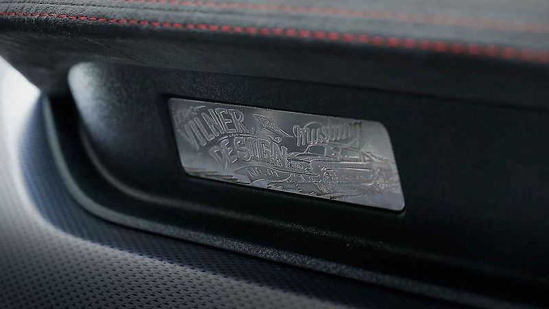 Ford Mustang s interiérem z pravých mustangů.