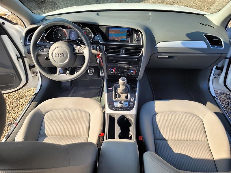 Audi A4 2,0 TDI,S-line,navi,výhřev,xen - fotka 20 z 41