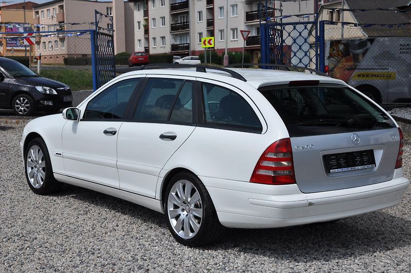 Mercedes-Benz Třídy C 220CDi 105kW KOMBI Automat - fotka 4 z 15