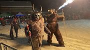 Čertovský průvod Krahulčím ve sněhu. Pekelníci měli sraz na velkém parkovišti u masny.