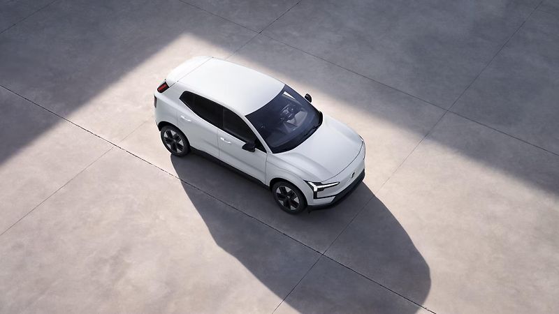 Volvo EX30 (2026) P5 LONG RANGE ELETRIC PLUS - fotka 8 z 13