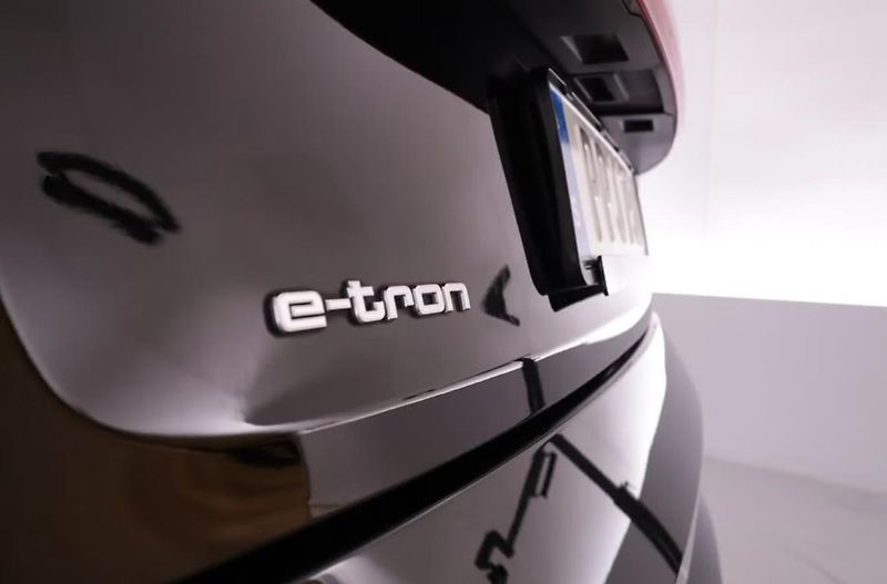 Audi e-tron 55 Q LED Vzduch Auto. Park. - fotka 10 z 19