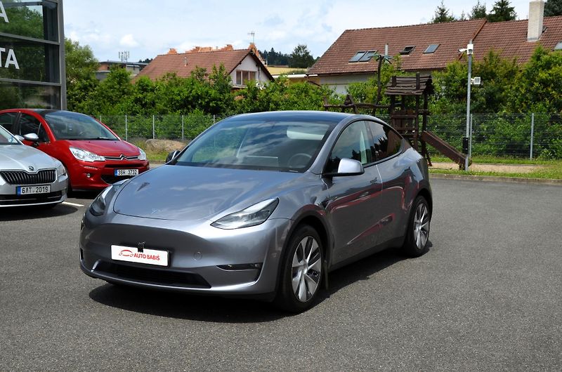 Tesla Model Y (2024) Long Range AWD AT DualMotor - fotka 1 z 13