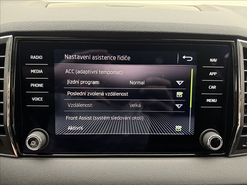 Škoda Karoq 1,6 DSG ACC STYLE+ NAVI KAMERA - fotka 17 z 39