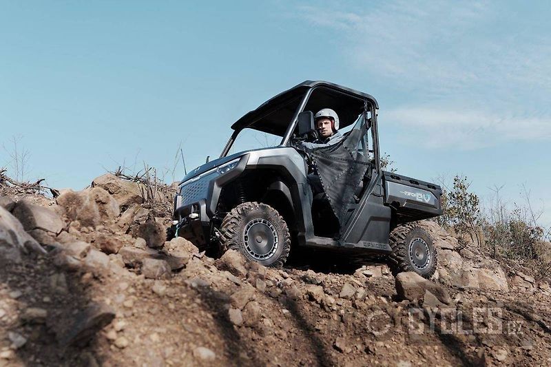 CFMOTO (2026) Gladiator U6 EV - fotka 13 z 19