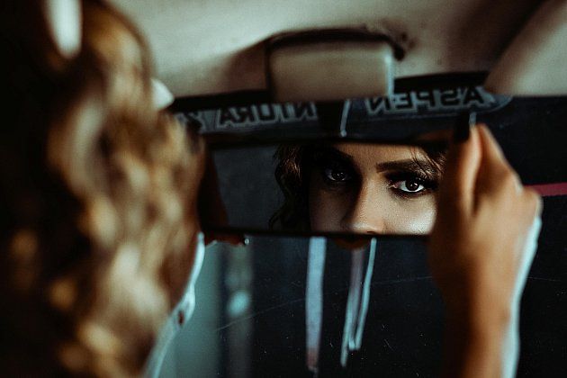 Existují i samozatmavovací zrcátka, zdroj: Pexels