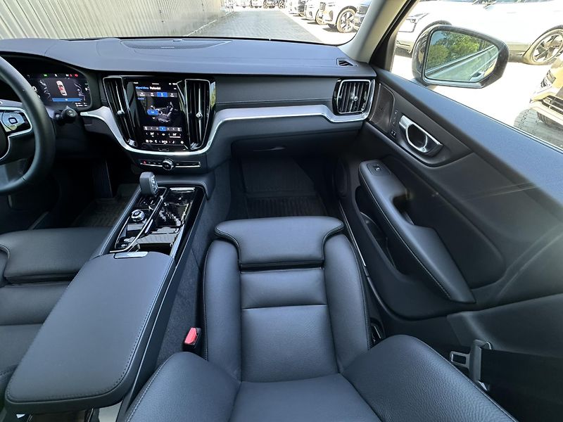 Volvo V60 T6 AWD Ultra Dark // REZERVACE - fotka 21 z 36